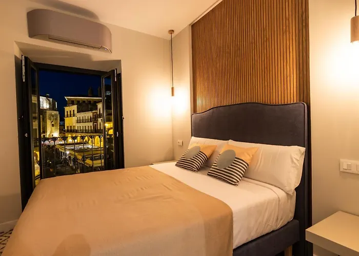 Apartamentos de diseño y céntricos en la Plaza Mayor - El Patio * Trujillo